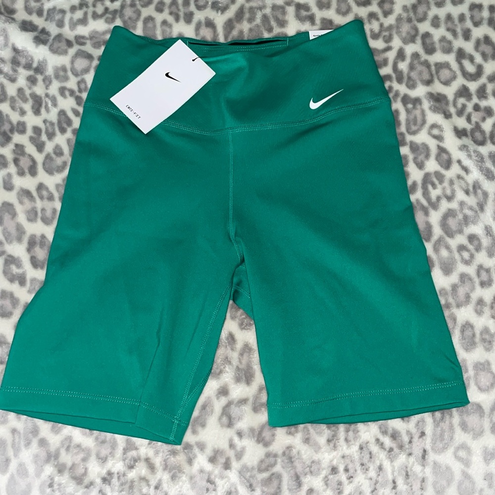 NIKE biker shorts 7’